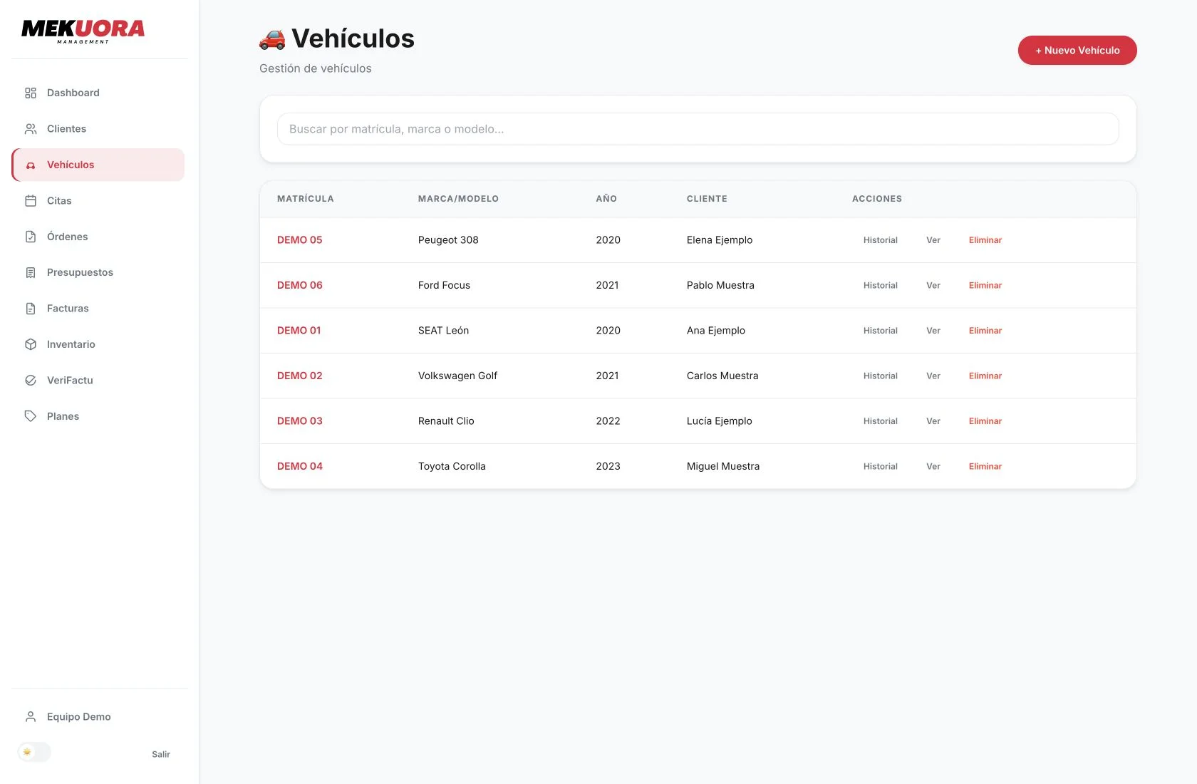 Vehículos y clientes asociados en la aplicación real Mekuora, con datos ficticios de demostración